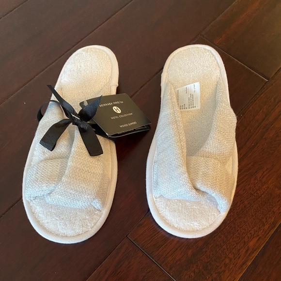 slippers size small 5-8 color - silver - Picture 1 of 3